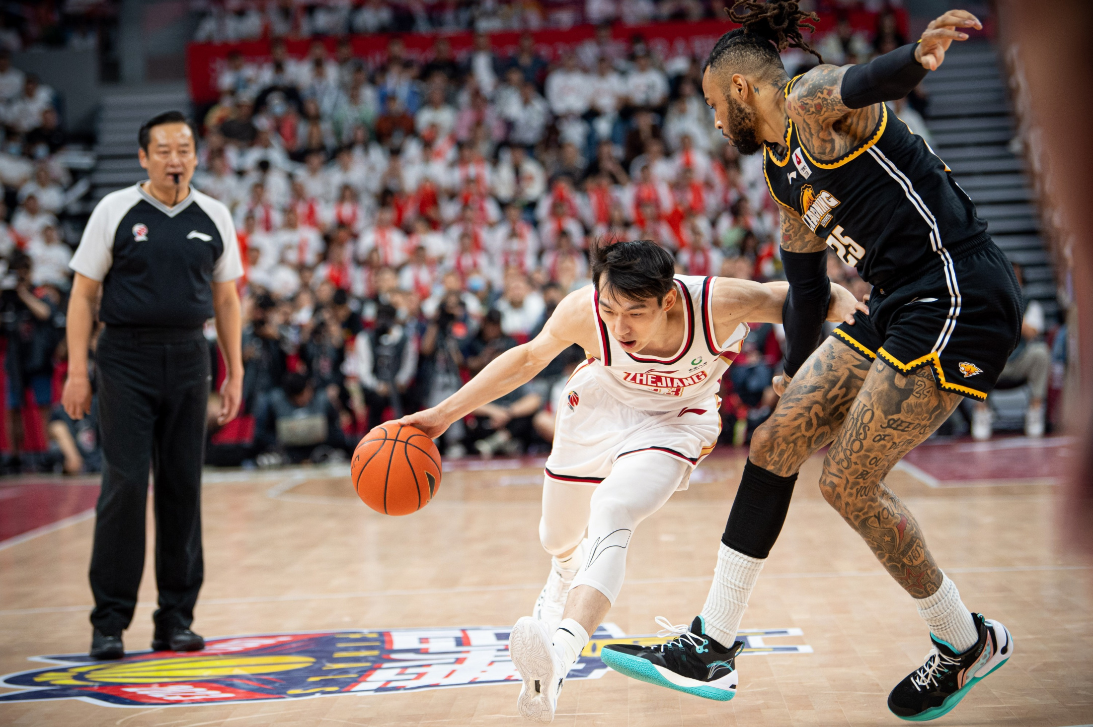 爱游戏体育 -集结日体能课后，俄克拉荷马雷霆绝杀压哨备战英超，话题不断，身体对抗强度拉满的简单介绍