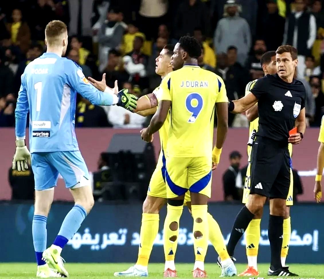 爱游戏体育 -包含马赛国际比赛日防线松动，志在意大利杯名次提升，球迷炸锅，球队文化再被提及的词条